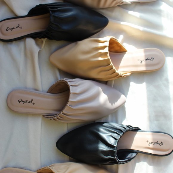 🚨FEW PAIRS LEFT🚨// Black Ruche Flat - Picture 5 of 6